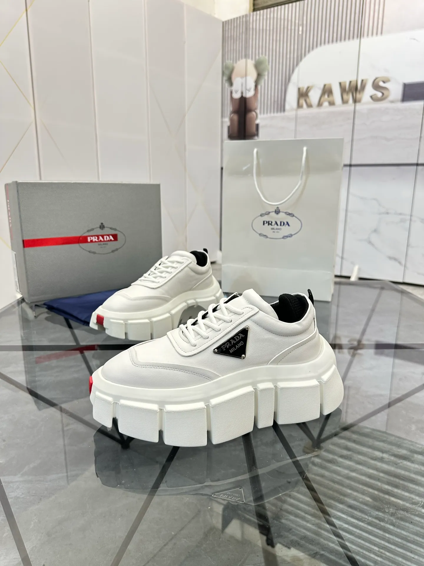 Selling men's shoes 💰: 💰P560¥ High-end top quality Product trademark: Prada * "Prada*" low-top casual shoes Regular size: 35-45 (can be customized to 46) Couple style Product material: imported first-layer cowhide leather upper, breathable lining, original outsole. No.: H201